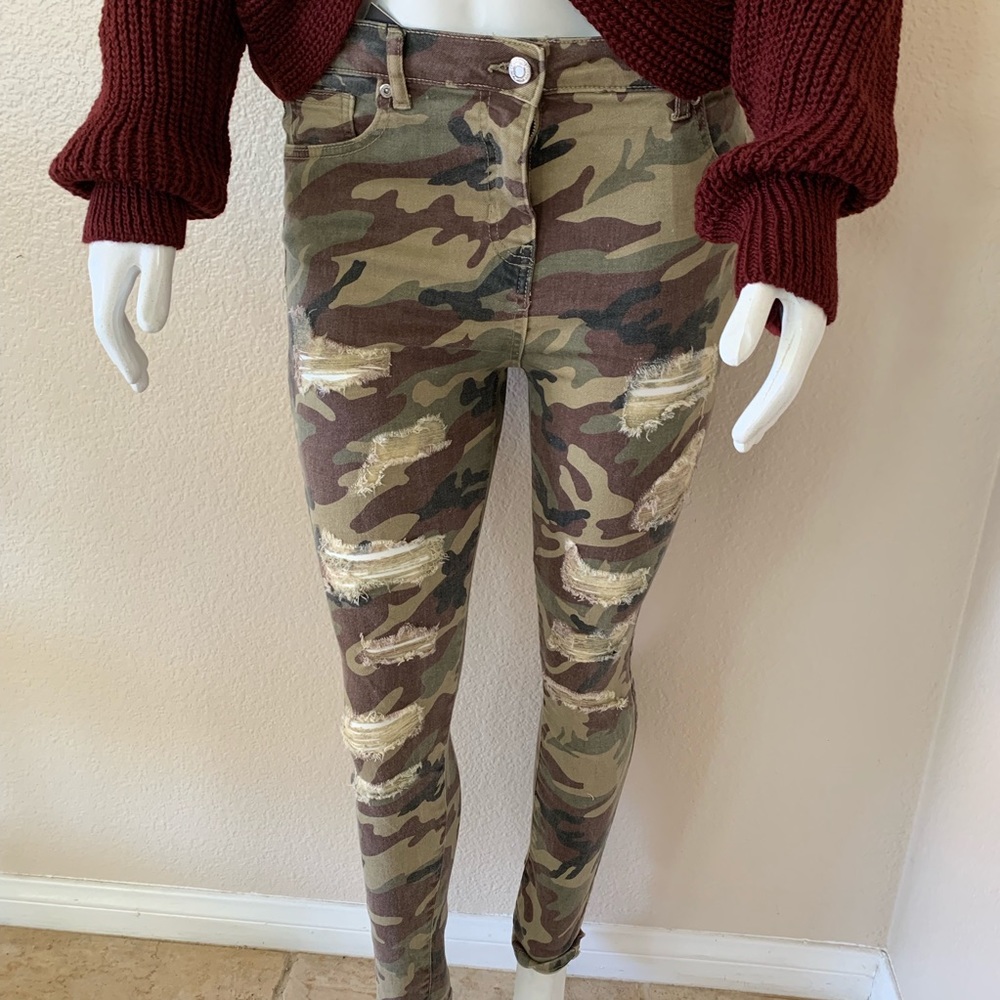 🛑Closet Clear Out 🚨- Distressed Camo Jeans - Picture 5 of 8